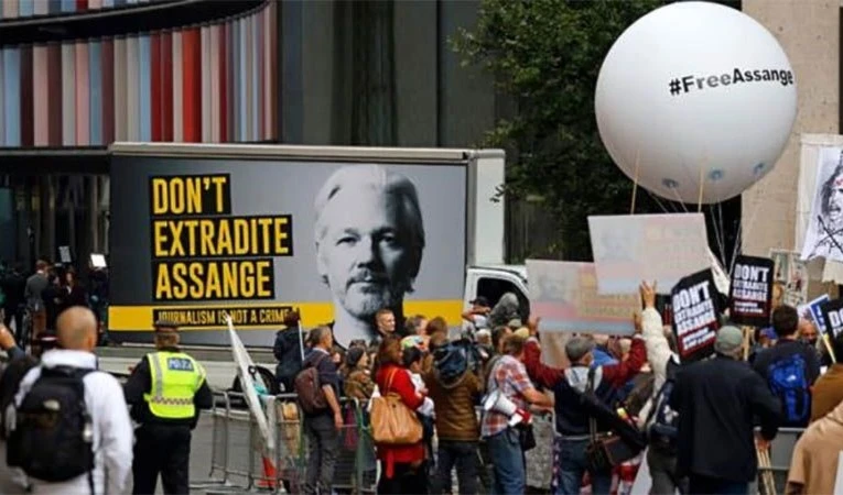 Aplazan juicio de Assange hasta después de las elecciones en EE.UU.