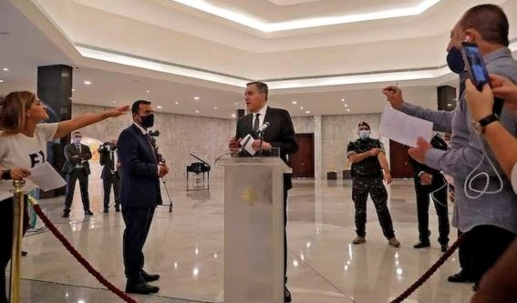 El recién nombrado primer ministro libanés, Mustafá Adib, en conferencia de prensa.