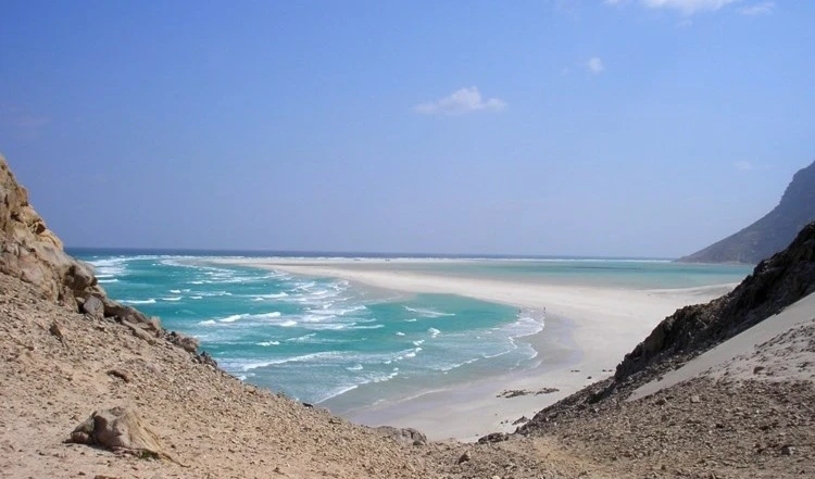 Informes confirman intención emiratí de introducir a (Israel) en la isla de Socotra.