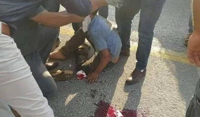 El niño palestino Yusef Saeed Muhammad Jaber aparece sentado en el piso tras el atropello.