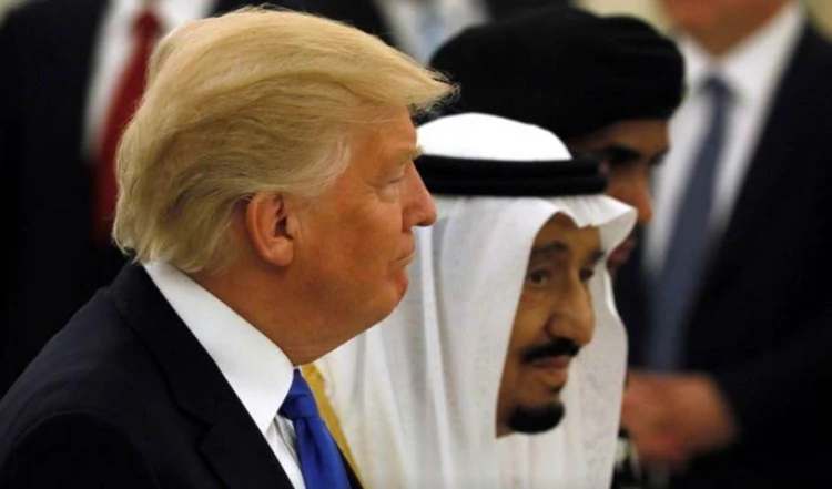 Trump elogia apertura de espacio aéreo saudita a vuelos israelíes.