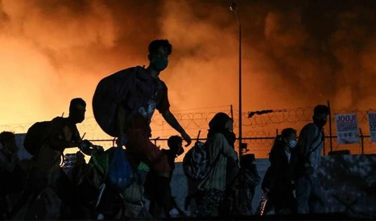 Incendio devora el mayor campo de refugiados en Grecia.
