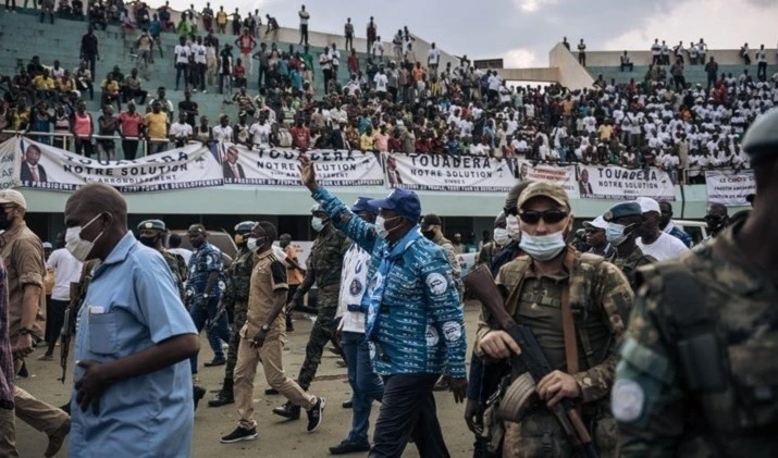 La doble moral de Macron: El presidente francés apoya a Touadera y arremete contra la oposición.