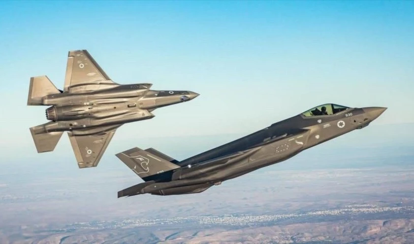 Los aviones de combate F-35 israelíes sobrevuelan el sur de los territorios ocupados palestinos.