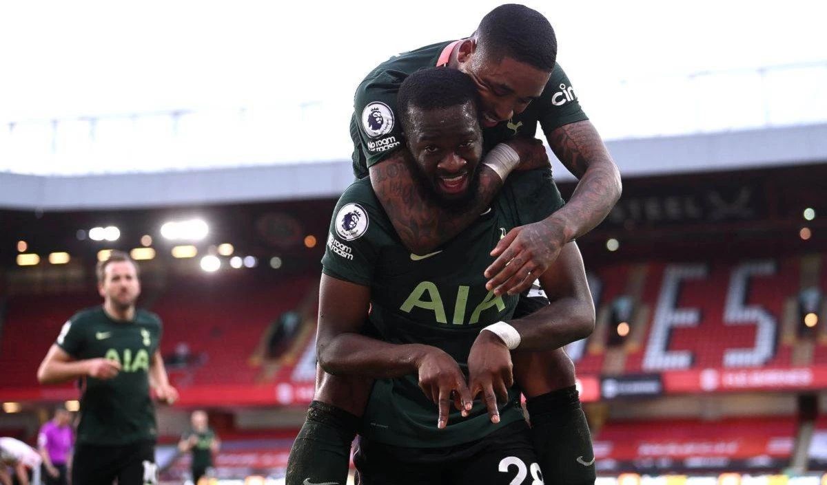 Tottenham asciende en Liga Premier de fútbol