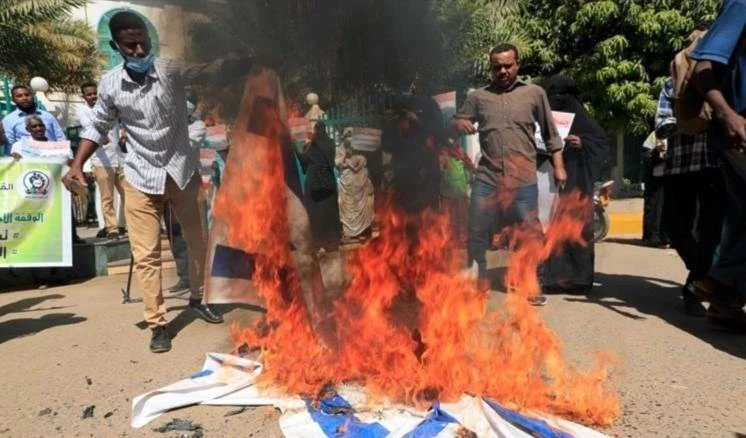 Manifestantes sudaneses expresan rechazo a la normalización.