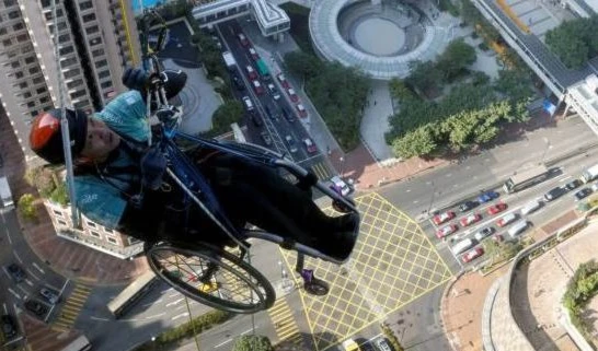 Escalador parapléjico, intenta subir a la Torre Nina de 320 metros de altura en Hong Kong, China, el 16 de enero de 2021. Foto:Tyrone Siu / Reuters.
