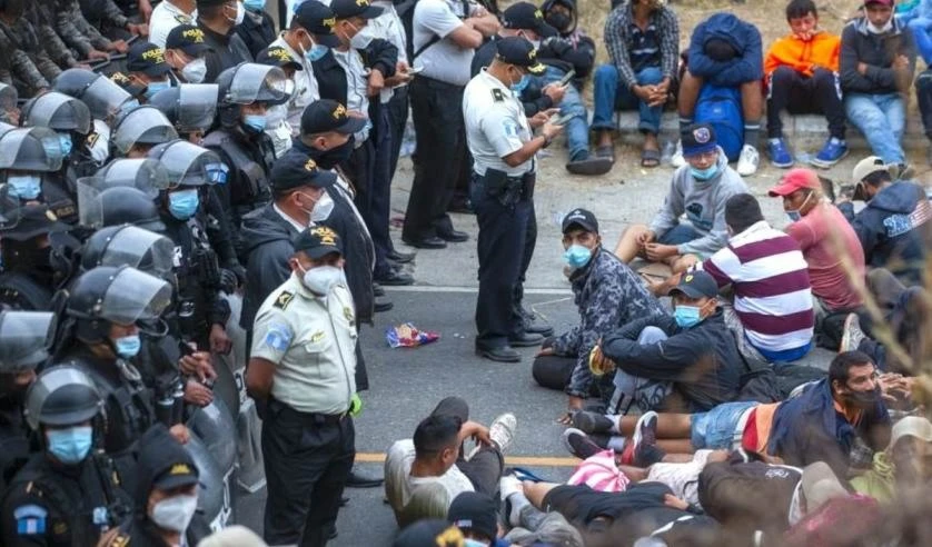 Policías y militares de Guatemala impiden el paso de la caravana de migrantes hondureños.