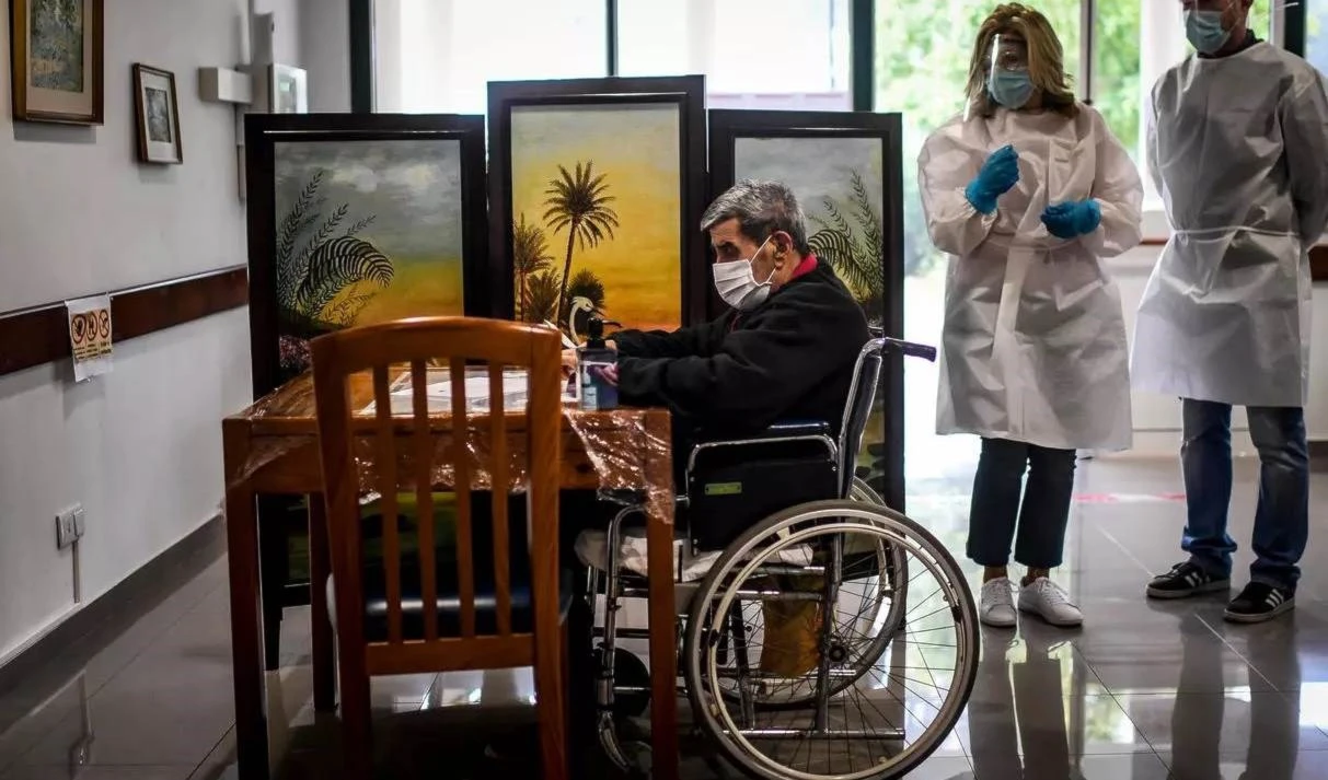 Un hombre vota de forma adelantada en una residencia de ancianos en Loures, en las afueras de Lisboa, Portugal. Foto: AFP