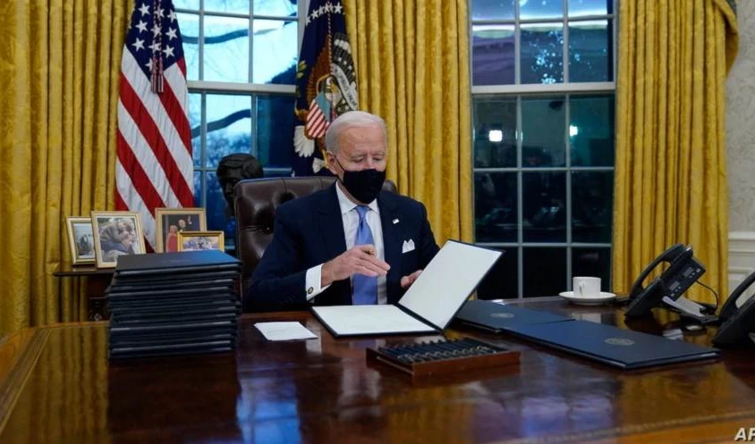 Biden firma órdenes ejecutivas para deshacer políticas de Trump