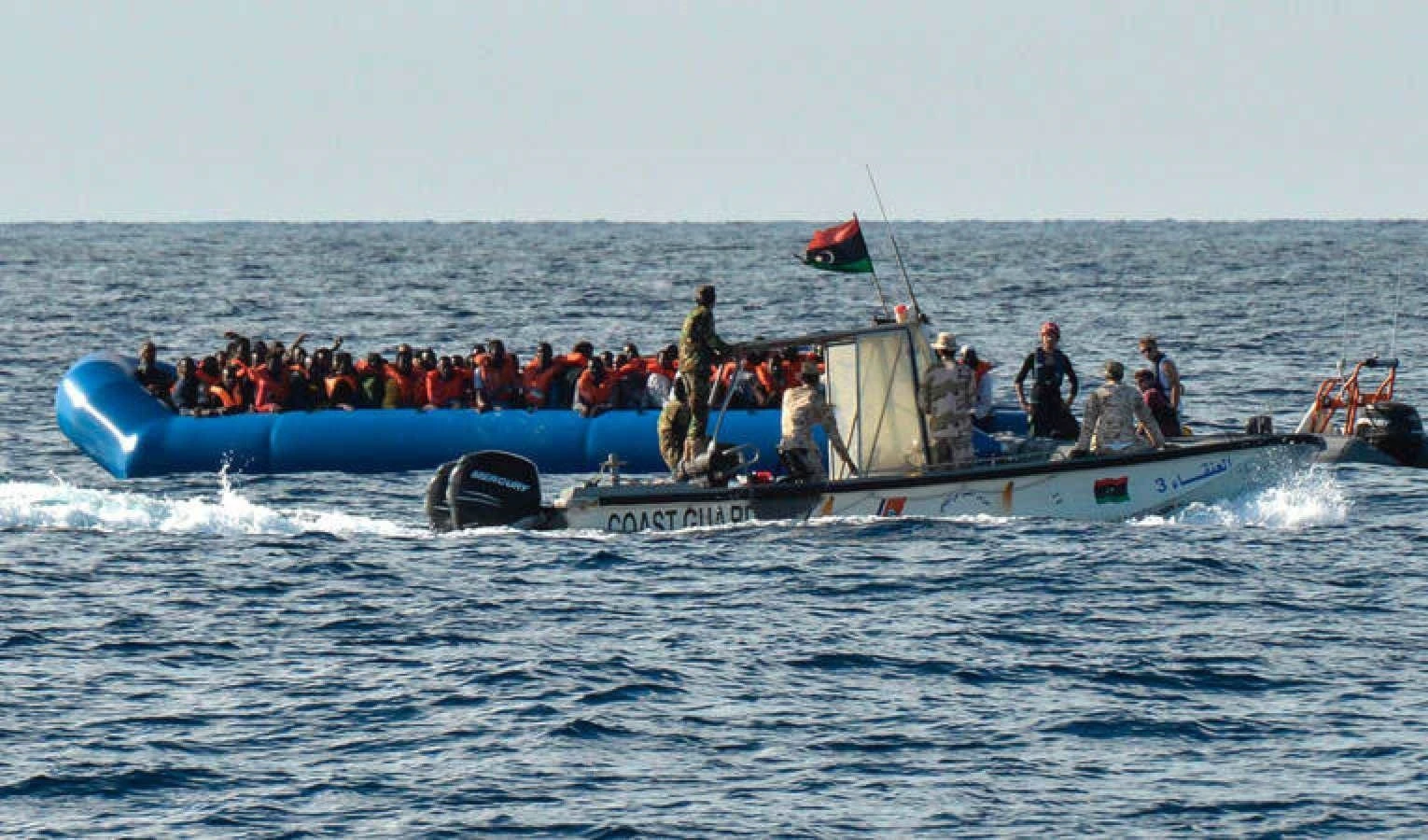 Rescatan a 86 inmigrantes ilegales frente a costa libia. Rescatan a 86 inmigrantes ilegales frente a costa libia.