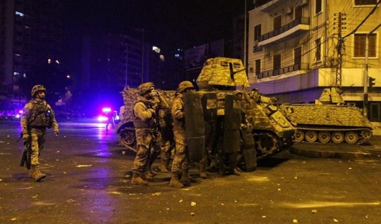 Después de varias horas de enfrentamientos, las Fuerzas de Seguridad Interna y el ejército libanés desplegaron refuerzos para dispersar a los manifestantes.
