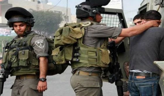 Fuerzas israelíes detienen a dos palestinos en Jenin.