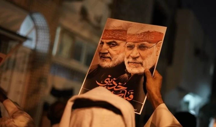 Organizan marcha en Bahrein para conmemorar el martirio de Suleimani y Al-Muhandis.