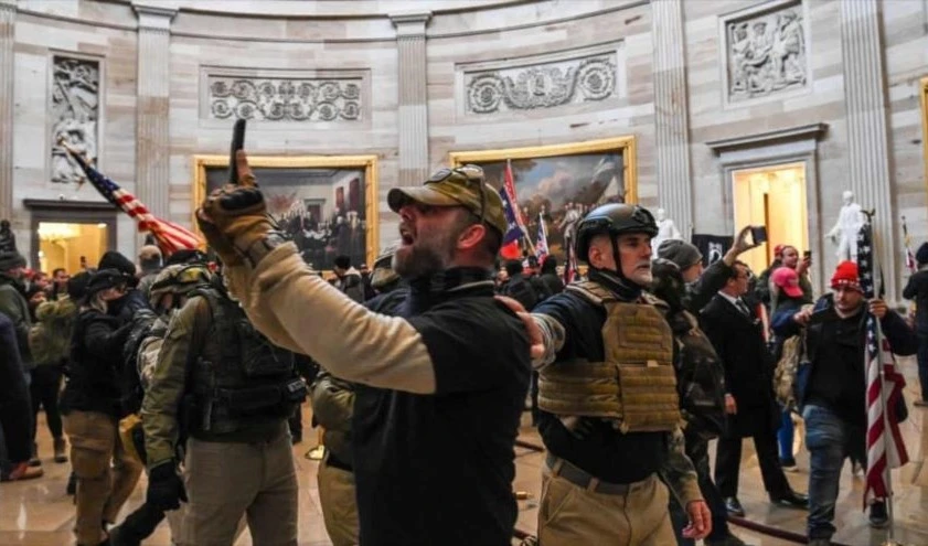 Los partidarios del presidente de EE.UU., Donald Trump, dentro del Capitolio.