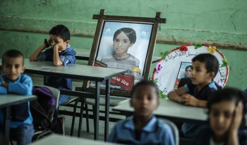 Los niños de Gaza tienen en su aula una foto de su compañero de clase Moath al-Sawarka, de 7 años, uno de los cinco menores muertos en un ataque aéreo israelí dos días antes, 16 de noviembre de 2019.