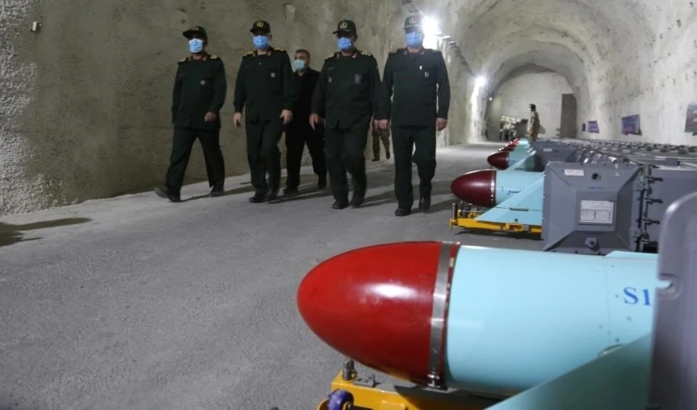 Altos oficiales iraníes supervisan el complejo subterráneo de misiles estratégicos construido cerca de la ciudad portuaria de Bandar Abas.