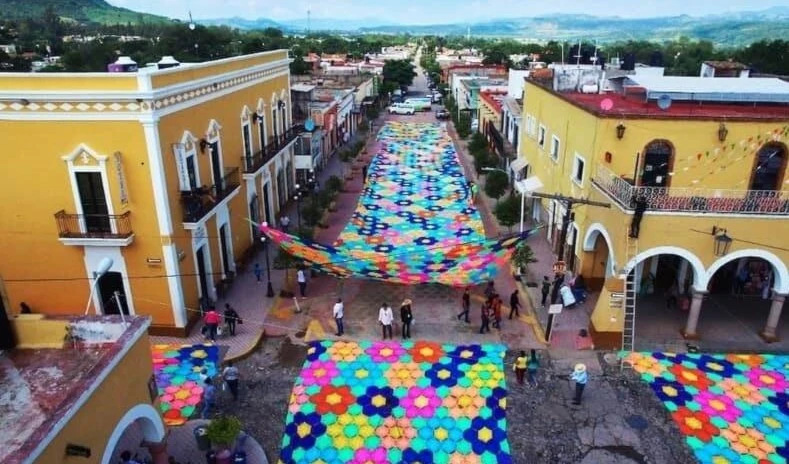 Artesanas de México tejen el toldo de crochet más grande del mundo