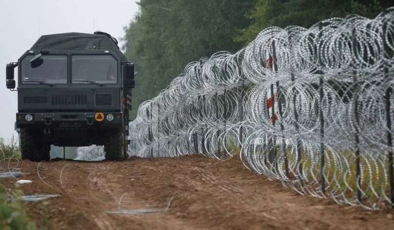 Polonia planea gastar más de 400 millones de dólares en un muro en la frontera con Bielorrusia Polonia planea gastar más de 400 millones de dólares en un muro en la frontera con Bielorrusia