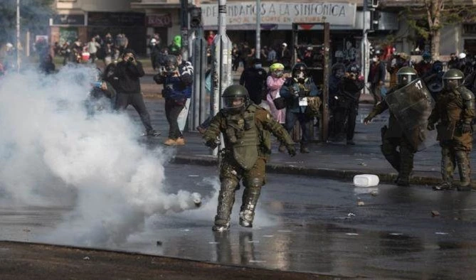 Carabineros reprimen nuevas movilizaciones en Chile