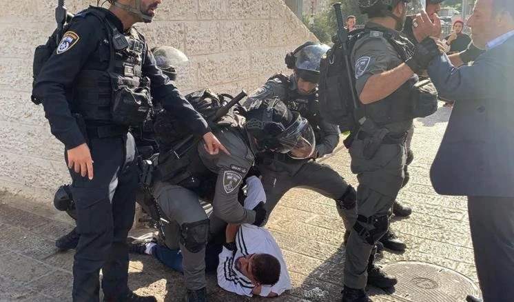 Policía israelí agrede a jerosolimitanos en Bab Al Amud.
