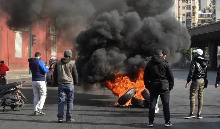 Libanesas protestan contra el aumento del precio del combustible.