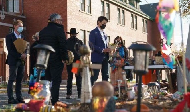Justin Trudeau visita tumbas de antiguo internado indígena en Canadá y pide disculpa por demora
