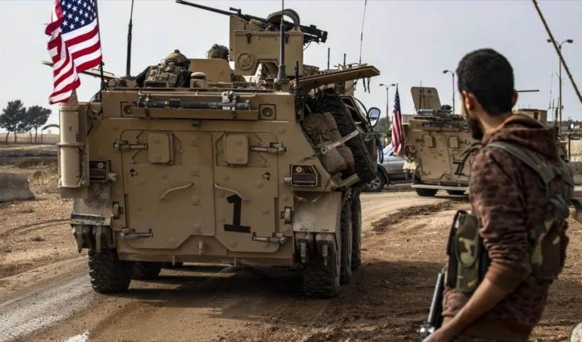 Fuerzas sirias bloquean convoy estadounidense en Hasakeh y lo obligan a regresar.