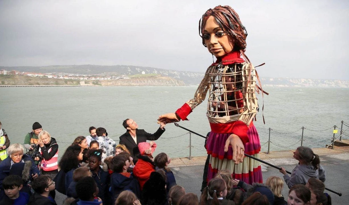 Una marioneta gigante recorre Europa