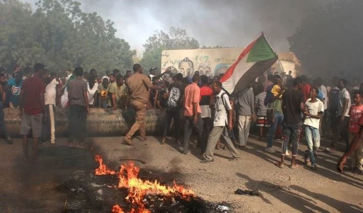 Reportan muertos y heridos en represión contra manifestantes civiles en Sudán.