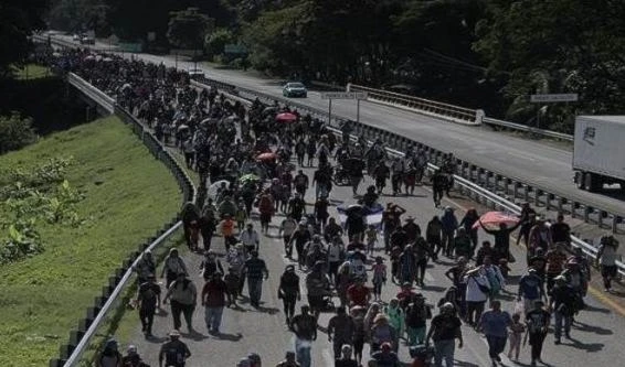 Migrantes siguen su camino por México y piden no ser detenidos