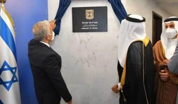 Más de 240 eruditos musulmanes bahreiníes critican visita de canciller israelí