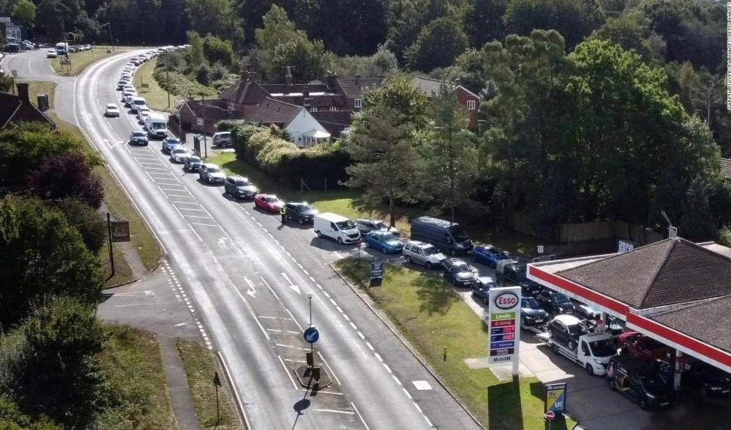 Reino Unido pone al ejército en función de aliviar crisis de combustible