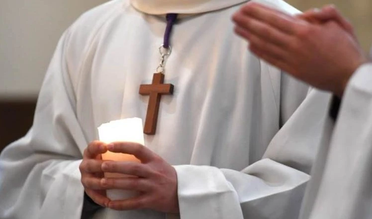 Escándalo en Iglesia católica: Más de 216 mil víctimas de obispos y sacerdotes pederastras en Francia