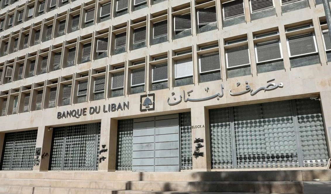 Banco Central de El Líbano niega acusaciones de periódico suizo contra él y su gobernador.