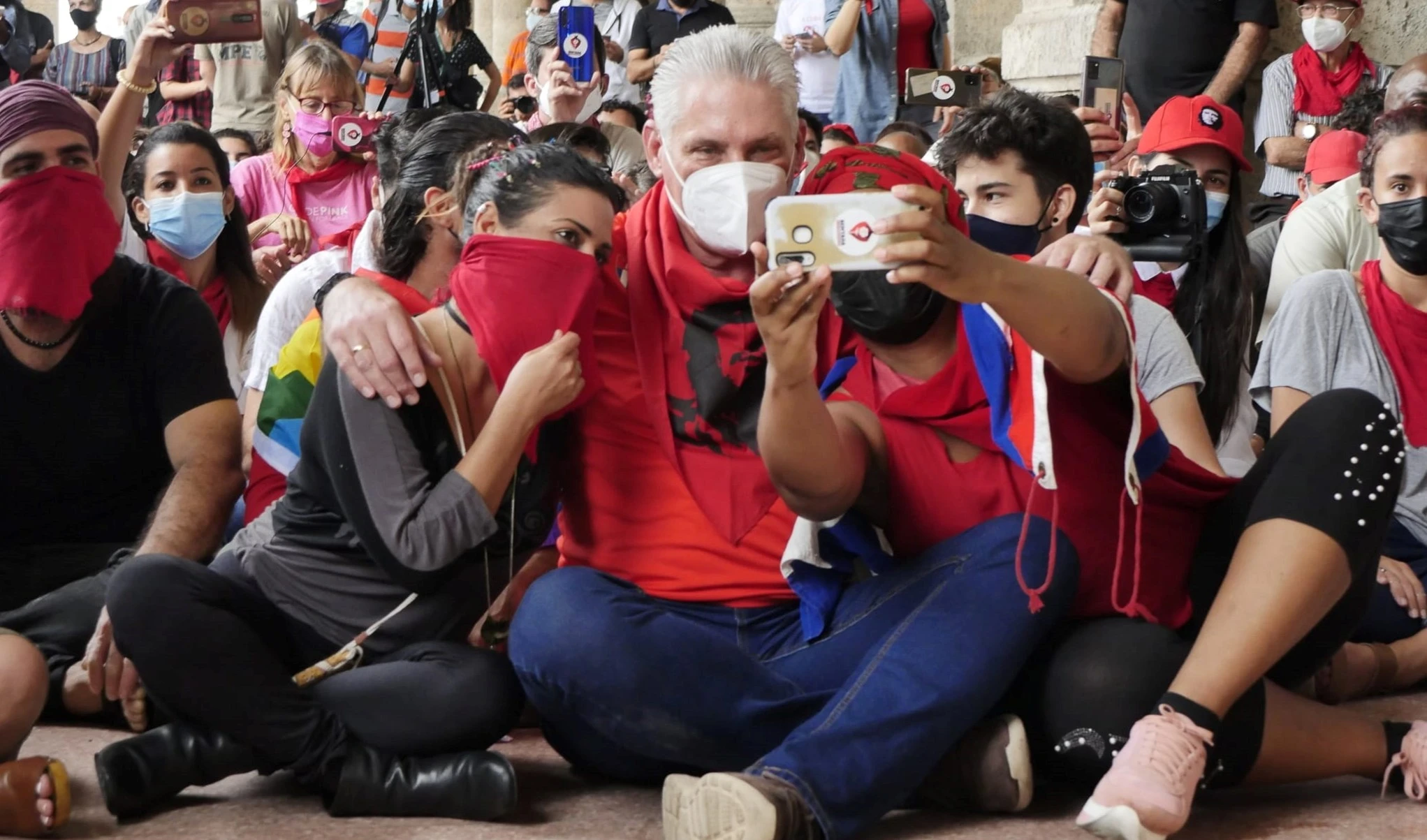 Presidente de Cuba asiste a concierto junto a los jóvenes de los Pañuelos Rojos