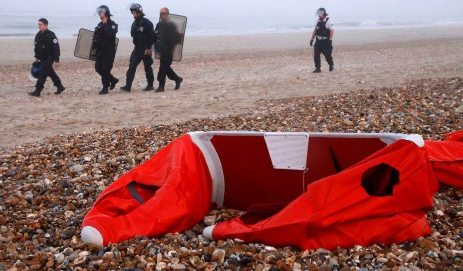 Empresario francés detienen venta de kayak para impedir cruce de migrantes