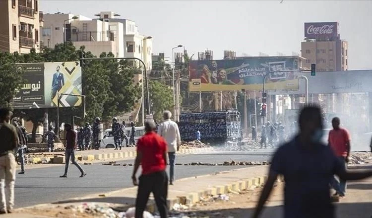 Manifestantes sudaneses protestan contra el golpe militar.