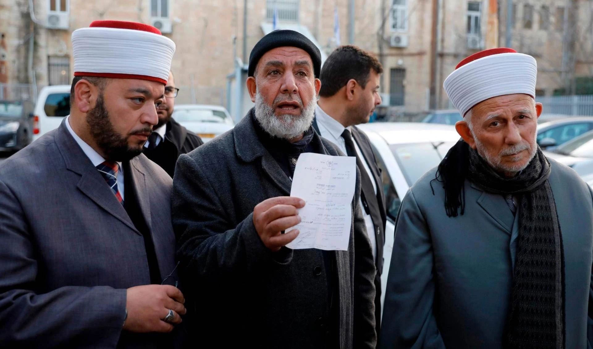 Al centro el subdirector del Departamento de Awqaf de Jerusalén, Najih Bakirat.