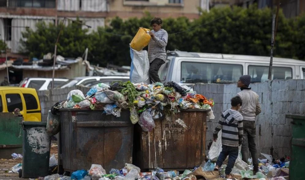 La grave crisis económica del Líbano, que ha sumido a gran parte de la población en la pobreza, está afectando dramáticamente a los niños, que se acuestan con hambre, carecen de una buena atención médica y abandonan la escuela para ayudar a sus familias. La grave crisis económica del Líbano, que ha sumido a gran parte de la población en la pobreza, está afectando dramáticamente a los niños, que se acuestan con hambre, carecen de una buena atención médica y abandonan la escuela para ayudar a sus familias.