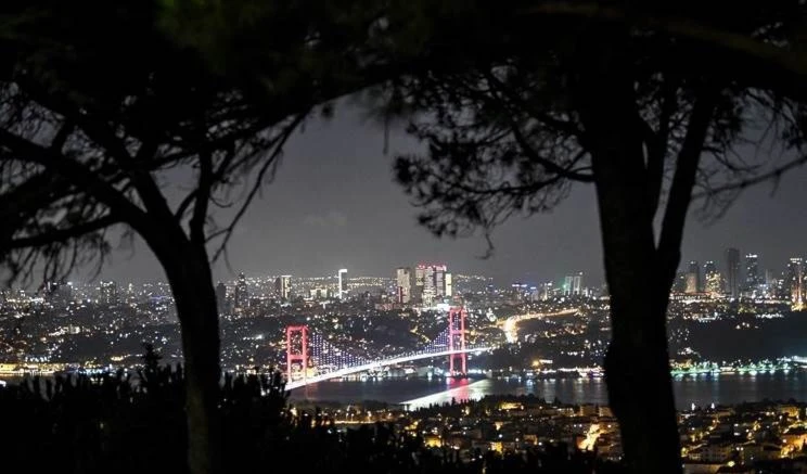 Colapso de la moneda turca genera nuevas protestas en Estambul.