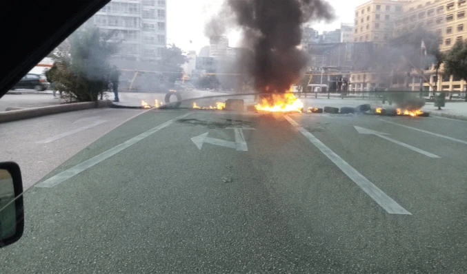 Manifestantes libaneses protestan por las malas condiciones de vida.