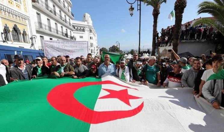 Frente de Liberación Nacional triunfa en el escenario político argelino.