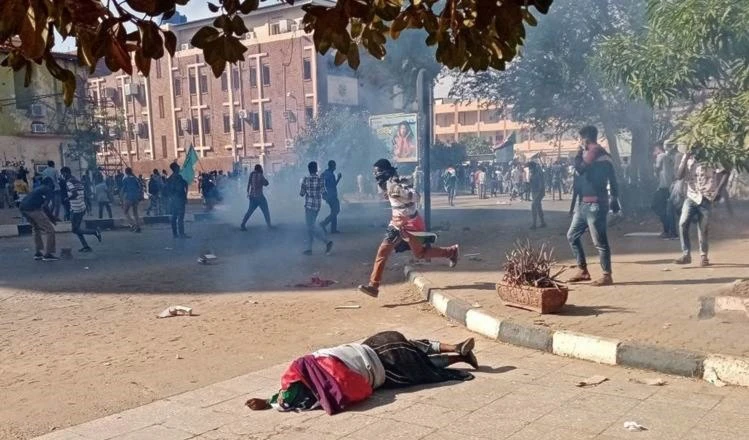 Un muerto  y decenas de heridos durante las protestas en Sudán. Un muerto  y decenas de heridos durante las protestas en Sudán.
