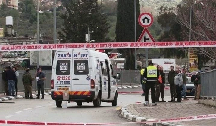 Colono israelí atropella a una anciana palestina en la carretera de Ramallah-Nablus.