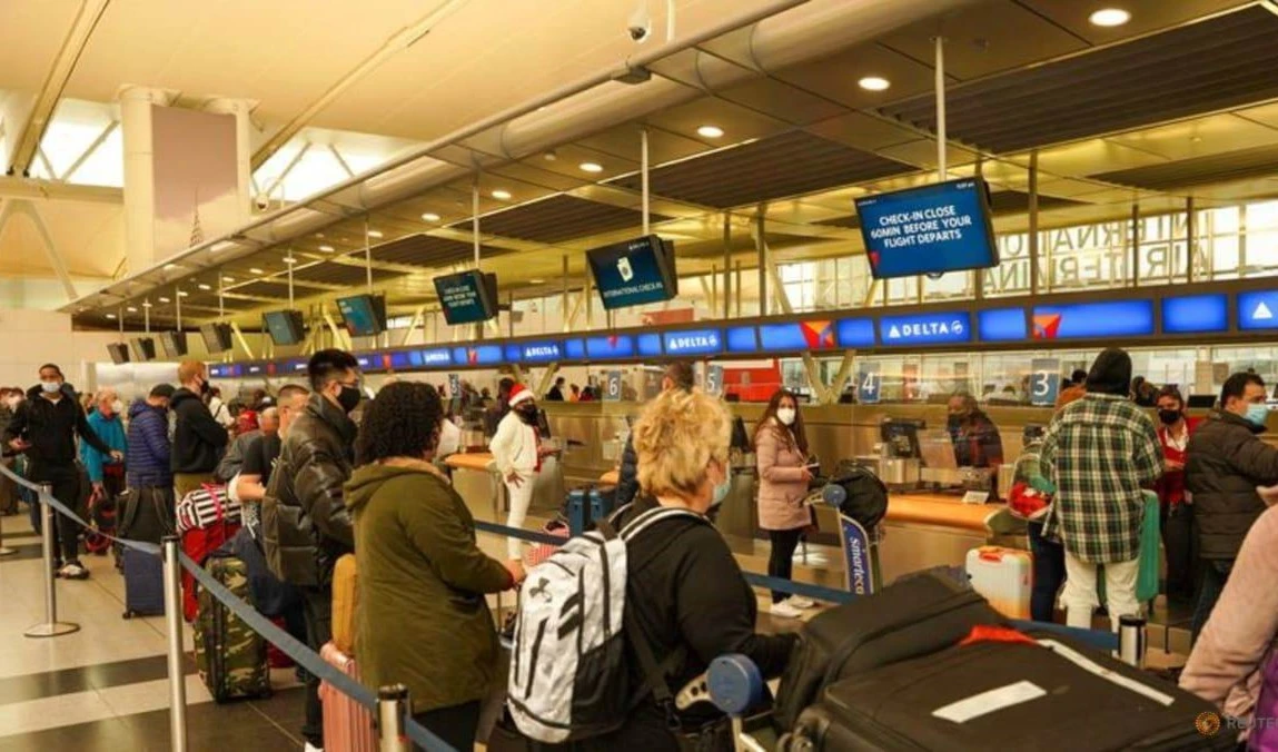 Cancelan miles de vuelos el fin de semana de Navidad ante expansión de Omicron