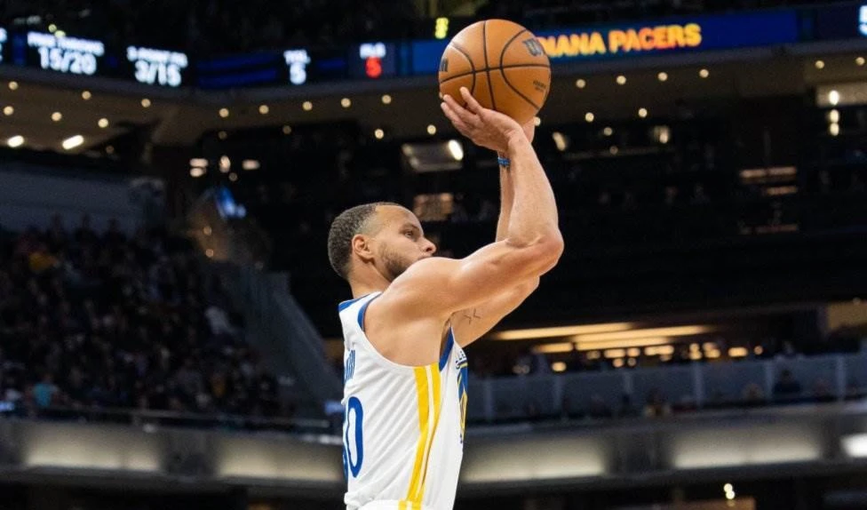 Curry, el nuevo rey del triple en la NBA