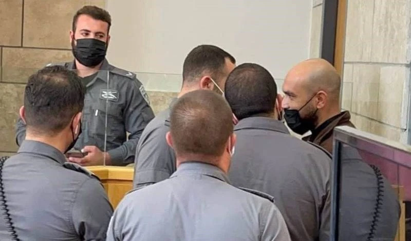 Prisioneros del Túnel de la Libertad golpeados durante una sesión judicial.