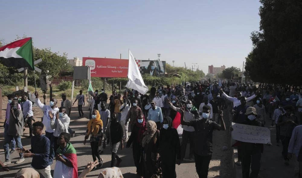 Sudaneses protestan contra el golpe militar y el acuerdo que restituye al primer ministro.