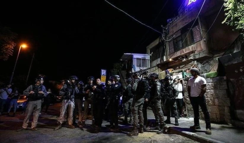 Residentes del barrio de Sheikh Jarrah se enfrentan a los colonos.